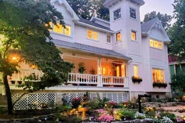 تختخواب و صبحانه Inn At Rose Hall