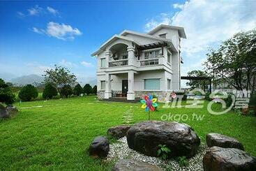 تختخواب و صبحانه Star House