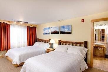 בית מלון כפרי Adirondack Spruce Lodge