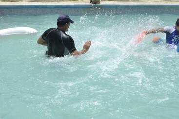 בית מלון כפרי Howler Monkey Resort