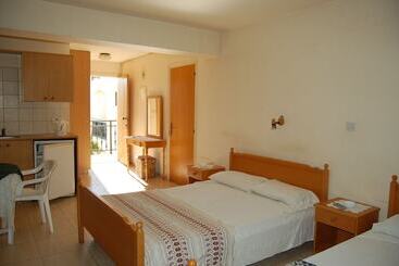 בית מלון כפרי Nicos & Olympia Apartments