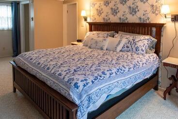 Hudson Manor Bed & Breakfast