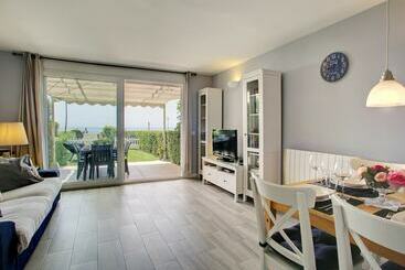 کلبه Your Vacation Retreat Right On The Beach