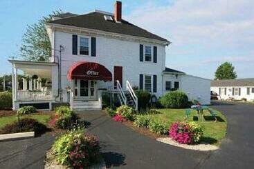 Carriage House Motel Cottages & Suites