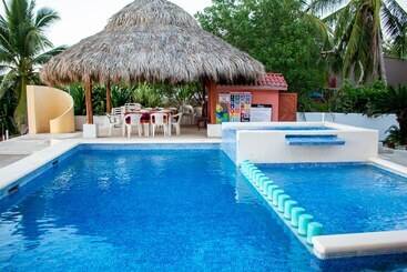 فندق Tronco Bay Inn