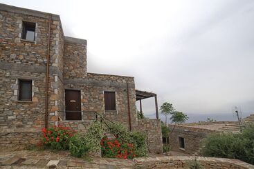 هتل آپارتمان Pyrgos Ikaria Traditional Village