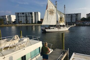 فندق Emerald Coast Houseboat