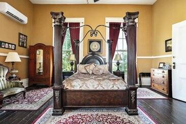 Maple Hill Manor Bed & Breakfast