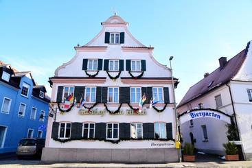 بنسيون Gasthof Und Hotel Zum Hirsch