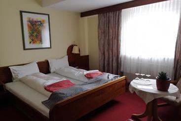 بنسيون Zum Erbacher Hof