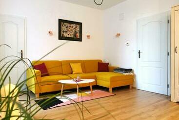 ツーリストアパートメント Cozyhome The Castle Apartment   Spacious, Quiet, High Ceiling