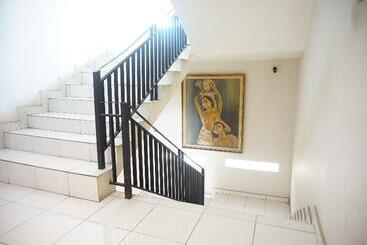 فندق Oyo 90082 Gana Inn Legian