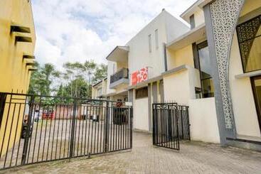 酒店 Reddoorz Near Plaza Araya Malang