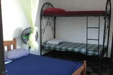 בית מלון כפרי The Sleeping Dog Hostel