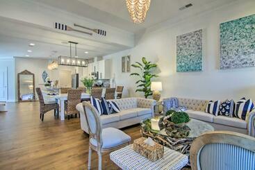 Жильё для туристов Ocean View Home With Beach Shuttle, 5 Mi To Coast!