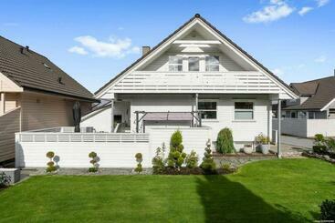 ツーリストアパートメント Modern House With Office Possibilities