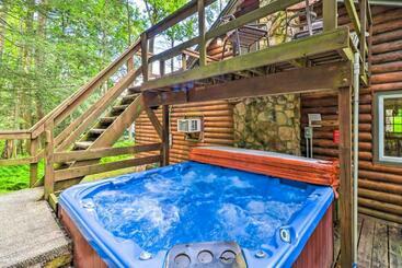 ツーリストアパートメント Secluded And Quiet Pocono Mountain Cabin With Hot Tub!