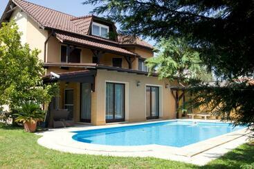 Жильё для туристов Villa Maria