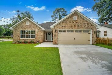 Жильё для туристов Beautiful New Construction Only 4 Min To Downtown!