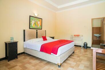 בית מלון כפרי Reddoorz @ Panglima Sudirman Madiun