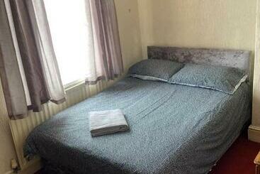 דירות לתיירים 5/6 Bed House Barnsley Centre