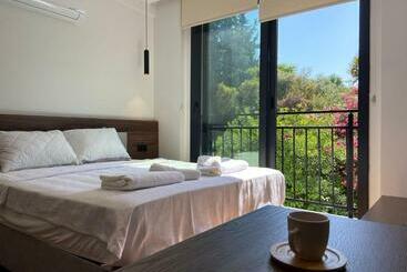 Black Mari̇n Apartment