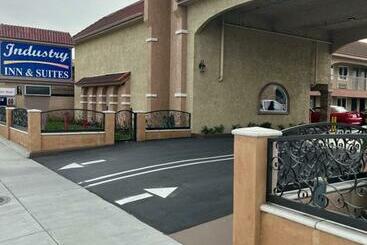 호텔 Industry Inn & Suites