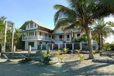 Hotel Reddoorz @ Isla Virginia Beach Resort Aurora Baler