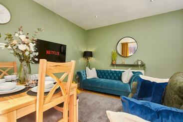 관광객 아파트 Fantastic Four Bedroom House By Purestay Short Lets & Serviced Accommodation Leeds With Parking