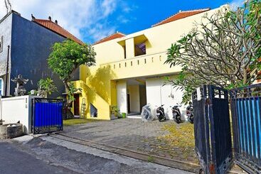 호텔 Oyo 91445 Sandat Guest House