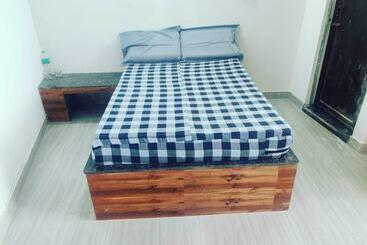 호텔 Oyo 92111 Helooeesh Rooms