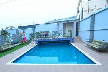 هتل Triple 9 Apartments, Pool & Spa