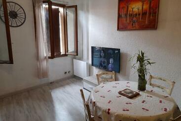 ツーリストアパートメント Madahouse