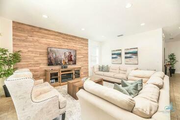 游客公寓 Stylish Private Pool & Spa Home , Disney 9 Mi Away