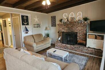 ツーリストアパートメント Home Near The Lake With Beautiful Wood Burning Fireplace