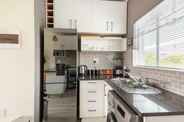 Жильё для туристов Sunset View Apartment With Free Secure Parking In Central Location