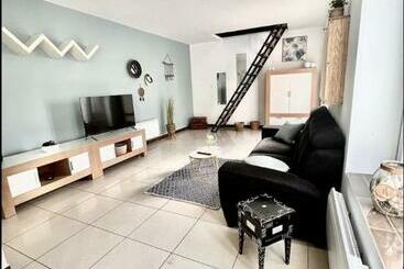 דירות לתיירים Agréable Maison De Ville Cosy De 122m² + Extérieur