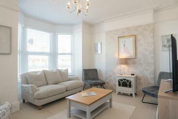 شقق خاصة سياحية Spacious 4 Bed Victorian House With Sea Views Tjs4tt