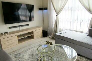 פנסיון Khaya Guesthouse