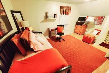 پانسیون Room In Guest Room   Fall Room 3min From Yale, And Other Colleges