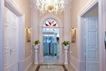 Ta  Dun Martin And Taz Zija Bed And Breakfast