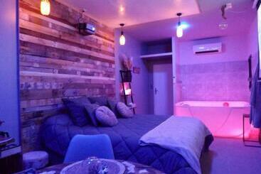 Пансион La Suite Côté Pool House Piscine, Sauna & Jacuzzi Privatifs