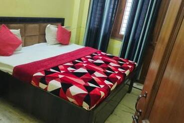 مبيت وإفطار Madhav Palace