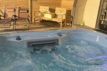 מלון כמוסות Paddock Pod   Sleeps 4 & Roofed Over Private Hot Tub & New Sauna