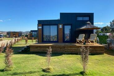 בית מלון כפרי Lavira Tiny House Village