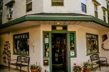 汽车旅馆 Outside Inn