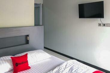 ホテル Reddoorz Syariah At Jalan Endro Suratmin Lampung