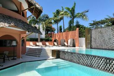 هتل New Nautilus Lodge