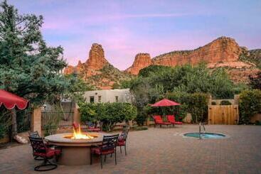 Общежитие Adobe Village Inn Rooms