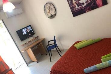 פנסיון Monolocaleoptional  C I R C E   Ragusa Centro Corso Italia